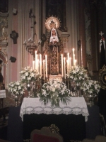 UNA OFRENDA DE FLORES Y VELAS PARA LA MADRE