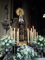 UN GRUPO DE HERMANOS PREPARA UN NUEVO ALTAR DE CULTOS PARA LA MADRE