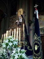 UN GRUPO DE HERMANOS PREPARA UN NUEVO ALTAR DE CULTOS PARA LA MADRE