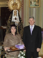 EMOTIVO HOMENAJE A LOS HERMANOS Y HERMANAS M�S ANTIGUOS DE LA SOLEDAD DEL PUENTE