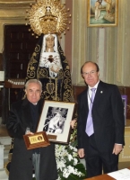 EMOTIVO HOMENAJE A LOS HERMANOS Y HERMANAS M�S ANTIGUOS DE LA SOLEDAD DEL PUENTE