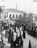 EL PASO INFANTIL DE LA SOLEDAD DEL PUENTE ES BENDECIDO ANTE SU SALIDA PROCESIONAL