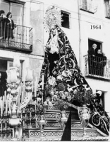 EL PASO INFANTIL DE LA SOLEDAD DEL PUENTE ES BENDECIDO ANTE SU SALIDA PROCESIONAL