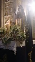 UNA OFRENDA DE FLORES Y VELAS PARA LA MADRE