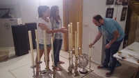 UNA OFRENDA DE FLORES Y VELAS PARA LA MADRE