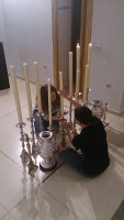 UNA OFRENDA DE FLORES Y VELAS PARA LA MADRE