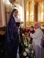 LOS NIOS DE LA SOLEDAD DEL PUENTE RECIBEN LA MEDALLA DE PLATA DE LA HERMANDAD