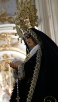 EL PASO INFANTIL DE LA SOLEDAD DEL PUENTE ES BENDECIDO ANTE SU SALIDA PROCESIONAL