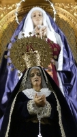 EL PASO INFANTIL DE LA SOLEDAD DEL PUENTE ES BENDECIDO ANTE SU SALIDA PROCESIONAL