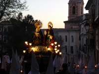 UNA OFRENDA DE FLORES Y VELAS PARA LA MADRE